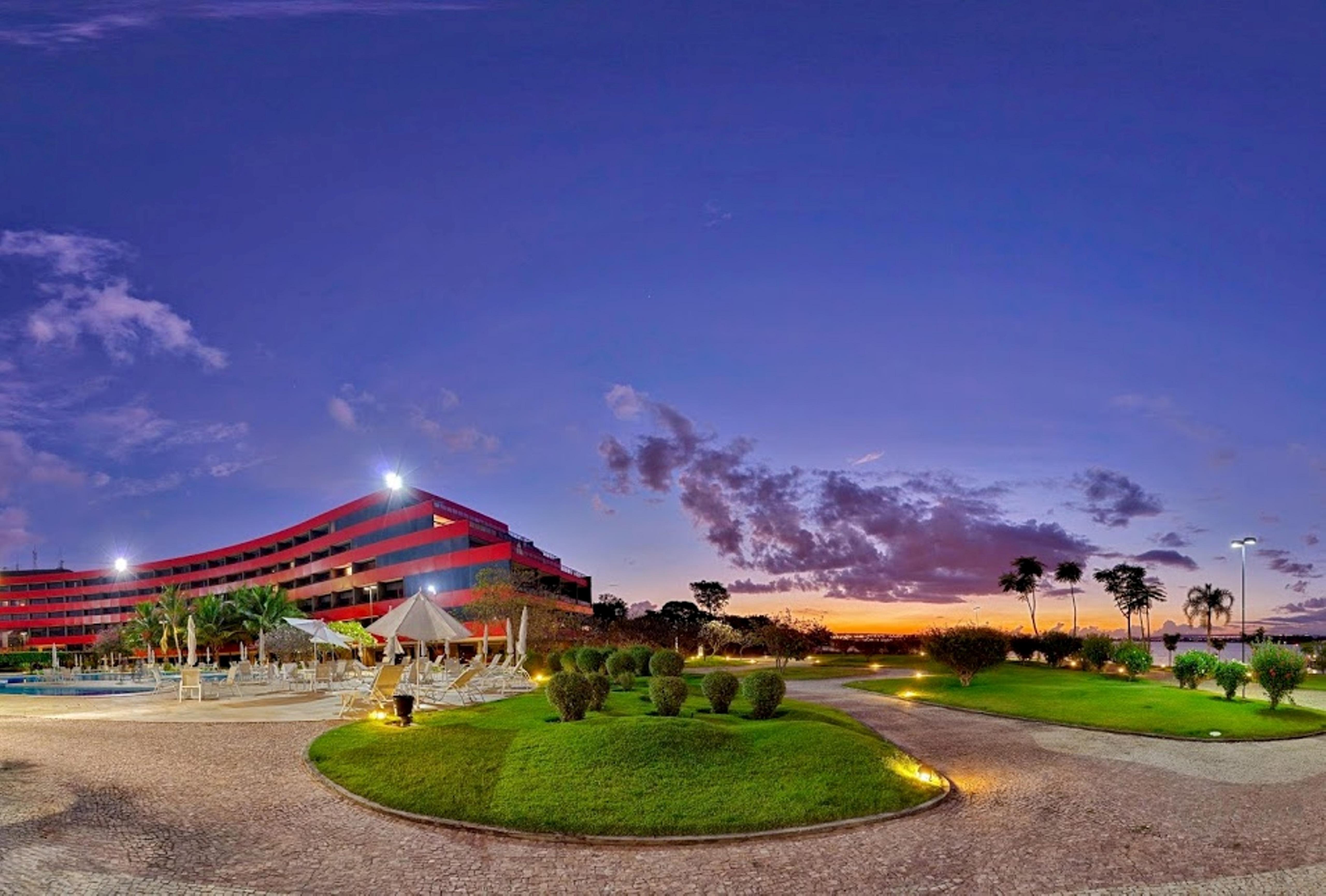 Royal Tulip Brasilia Alvorada Hotel Exterior foto The hotel at night