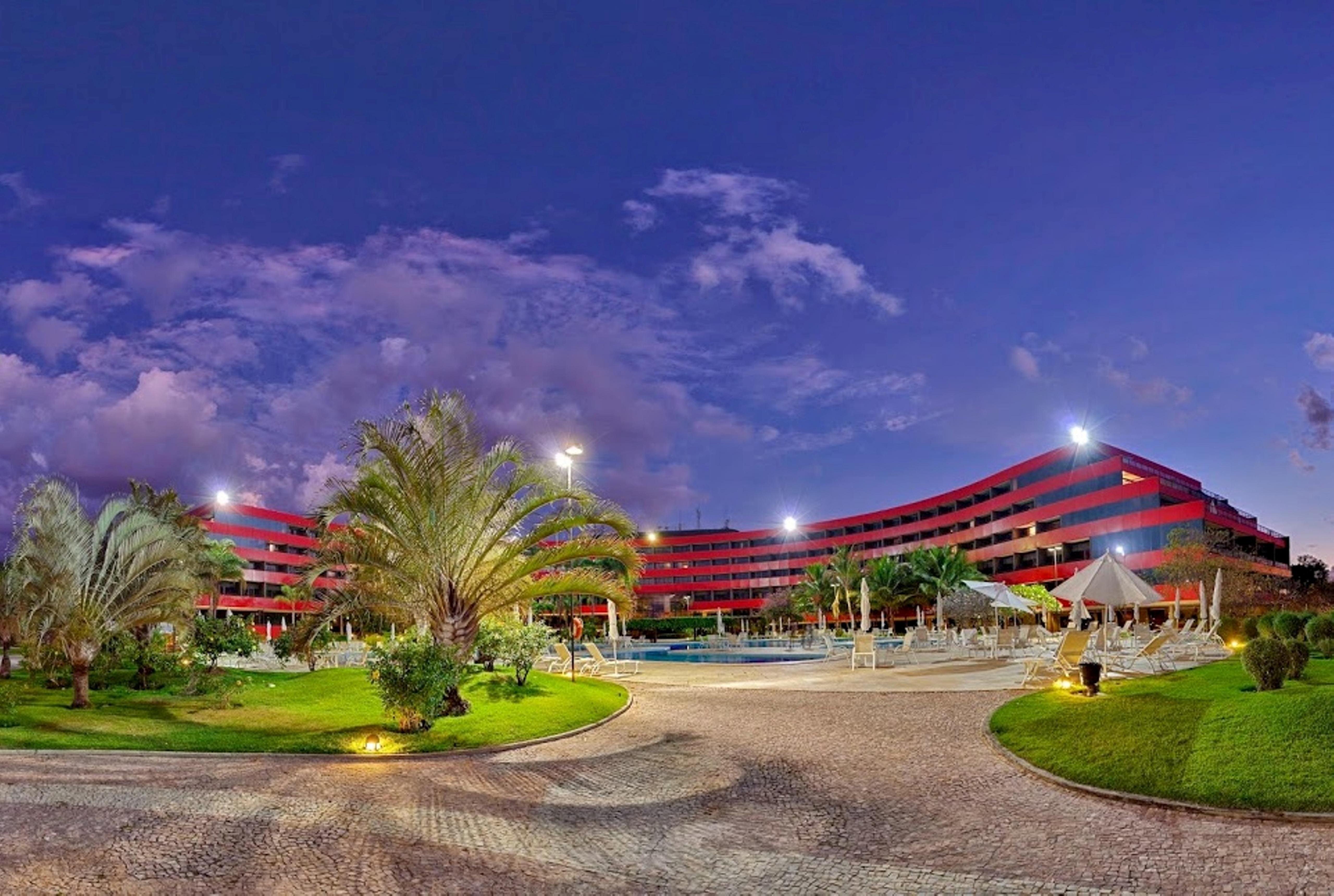 Royal Tulip Brasilia Alvorada Hotel Exterior foto The hotel at night
