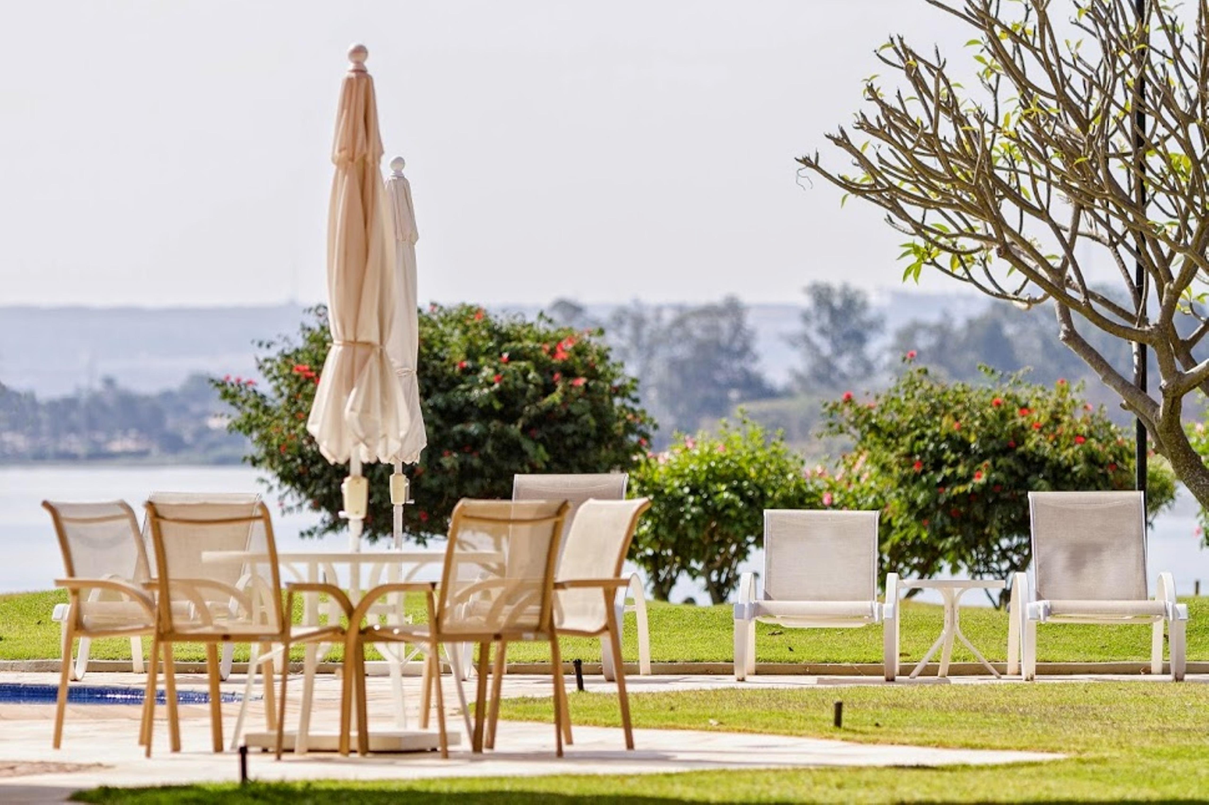 Royal Tulip Brasilia Alvorada Hotel Exterior foto The resort's pool area