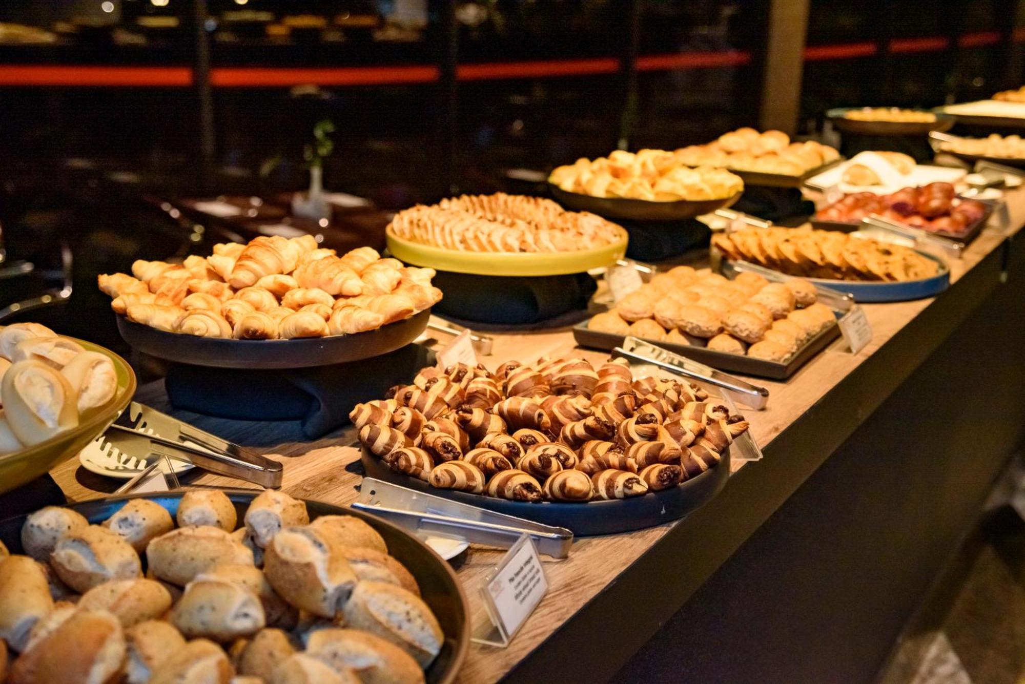 Royal Tulip Brasilia Alvorada Hotel Exterior foto A selection of pastries at a buffet