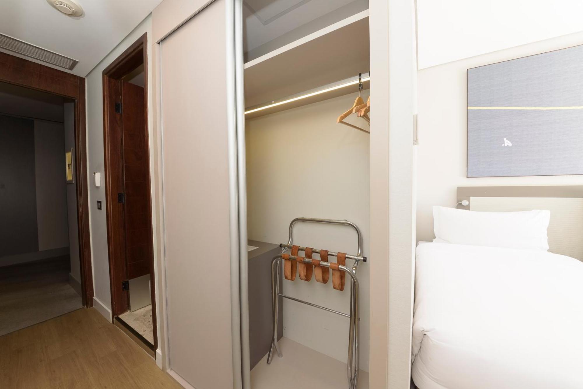 Royal Tulip Brasilia Alvorada Hotel Exterior foto A sliding door