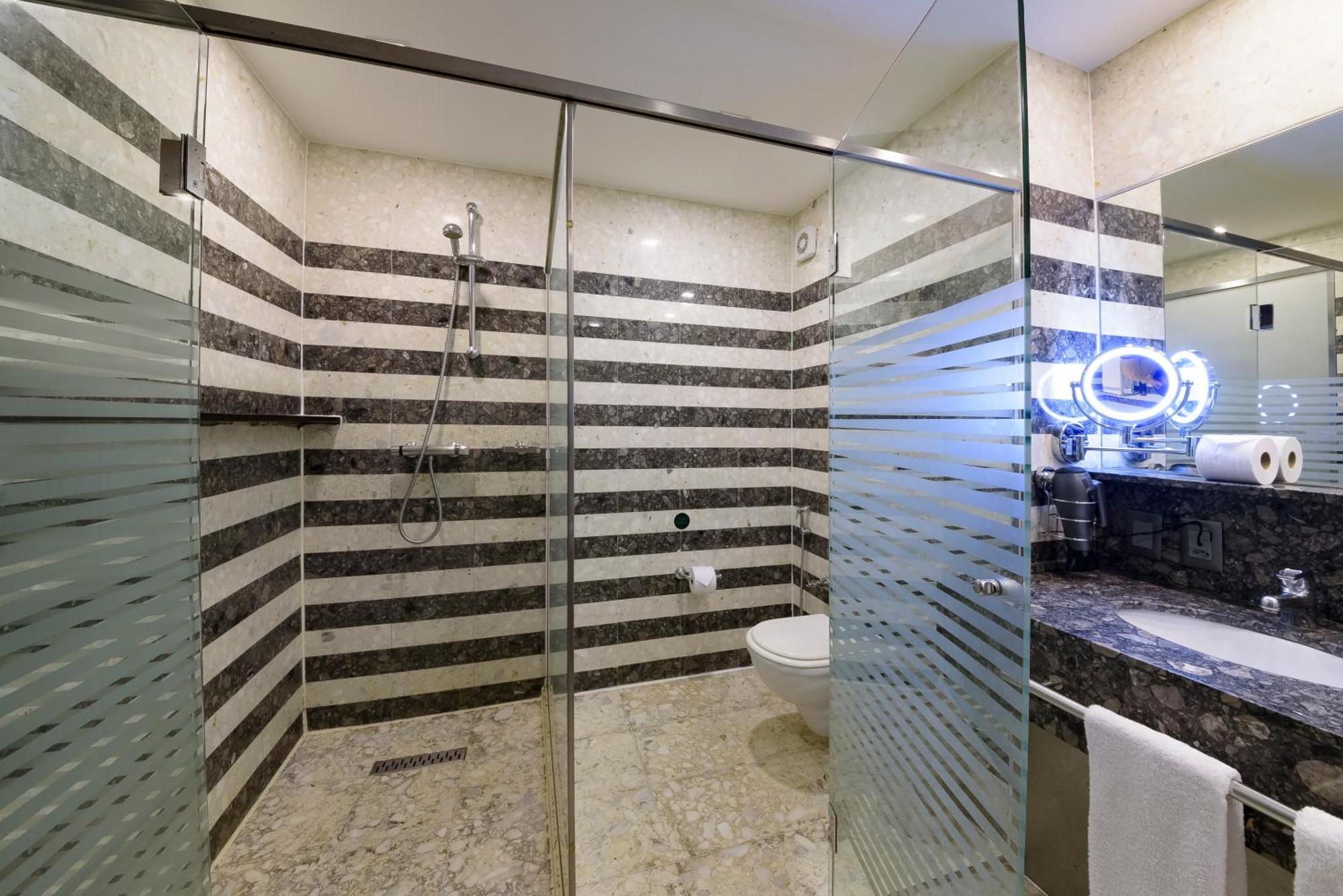Royal Tulip Brasilia Alvorada Hotel Exterior foto A shower enclosure